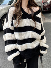 Oversize-Pullover mit V-Ausschnitt und Streifen